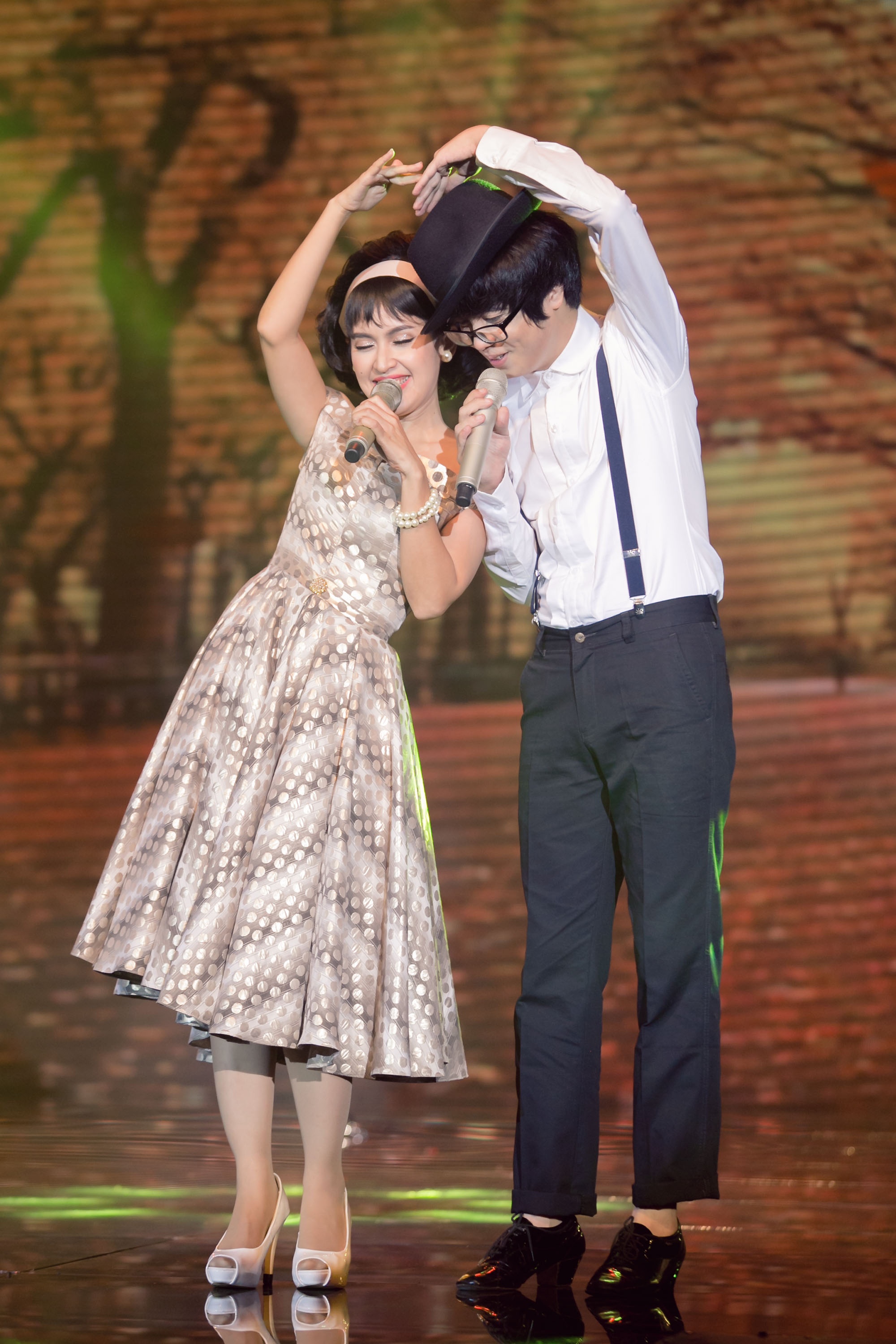 Thành viên nhóm nhạc 5 Dòng Kẻ nhận xét, tiết mục của cặp đôi rất thú vị. Bảo Lan ấn tượng điệu nhảy của Michael Jackson vì nó rất lạ, cách dàn dựng sáng tạo, hài hước làm cô thích thú dù phần hát còn hơi đơn giản. Ba giám khảo chấm cặp này 28 điểm.