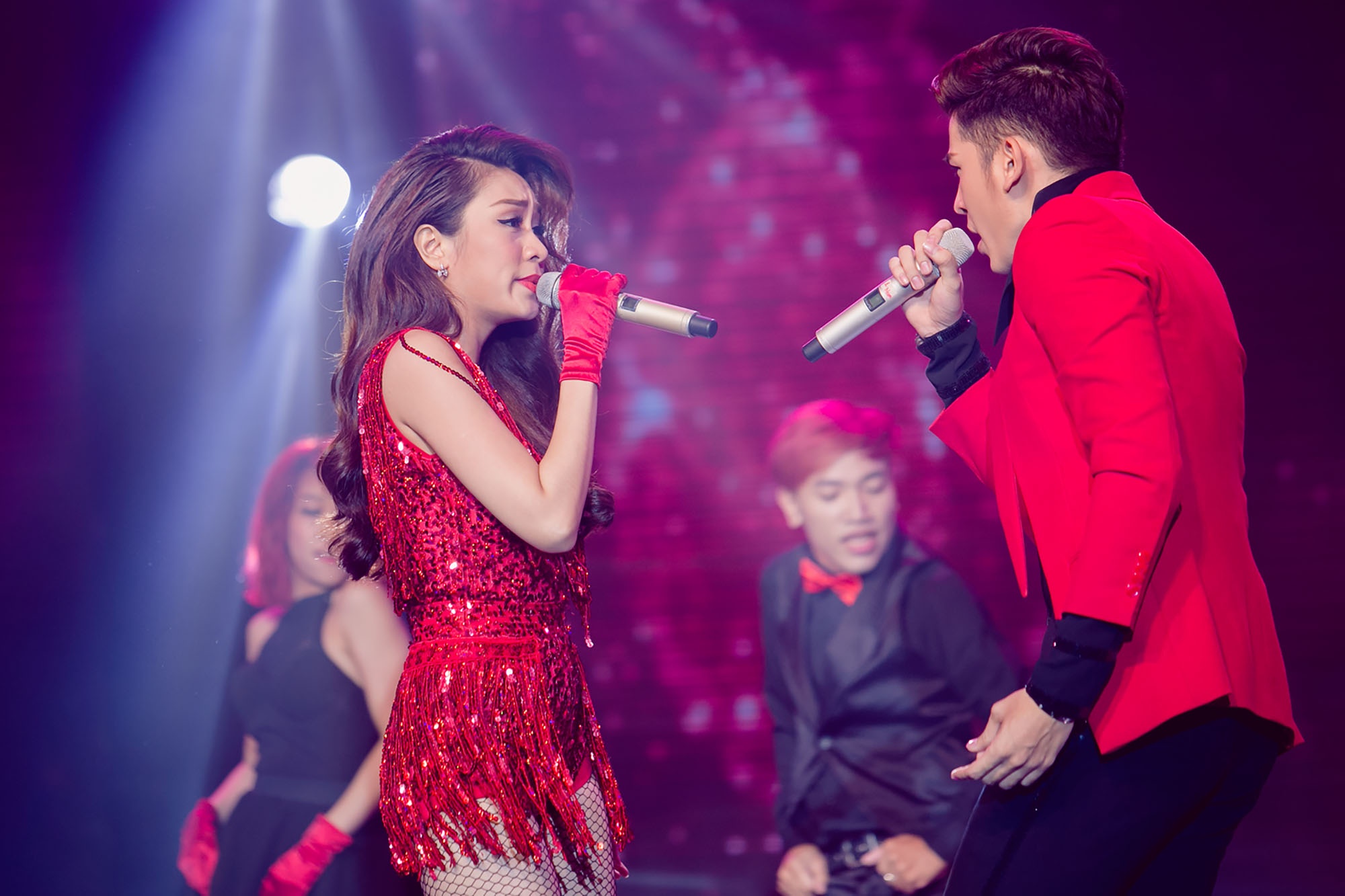 Trong phần biểu diễn của họ còn có sự hỗ trợ của diễn viên Hoàng Mập. Giám khảo Bảo Lan khen Minh Thư nhảy rất đẹp và có vóc dáng như người mẫu, do vậy, cô chấp nhận được sự chông chênh trong giọng hát của hai thí sinh vì phải nhảy quá nhiều. Ba giám khảo cho họ 27 điểm.