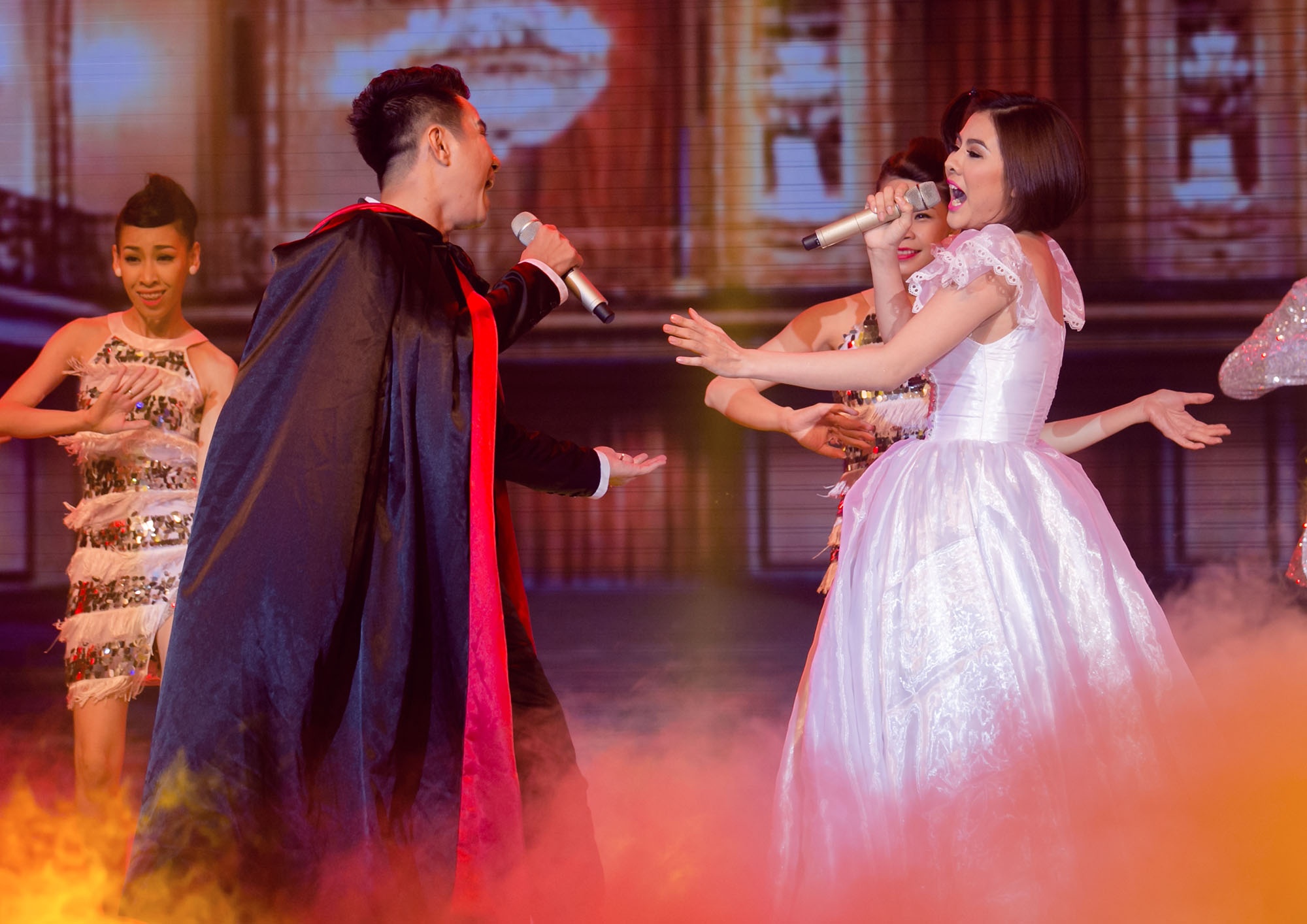 Nữ diễn viên Cô dâu đại chiến mang đến phần trình diễn bất ngờ qua ca khúc Em đẹp nhất đêm nay. Vân Trang  hóa thân thành cô bé lọ lem được phù thủy hóa phép trở thành một cô công chúa xinh đẹp lộng lẫy và gặp được chàng hoàng tử Quốc Đại lịch lãm.