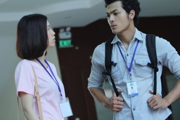 Sang tới Cú hích, Vũ Tuấn Việt vào vai chàng sinh viên nghèo chất phác. Anh được đạo diễn khen ngợi có gương mặt điện ảnh, có thể đóng được nhiều loại vai. 