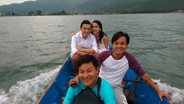 Cặp đôi đã bí mật đính hôn vào tháng 5 năm ngoái tại TP HCM. Đầu tháng 10 vừa qua, hậu trường chụp ảnh cưới ở Đà Nẵng của vợ chồng nam ca sĩ được hé lộ. 