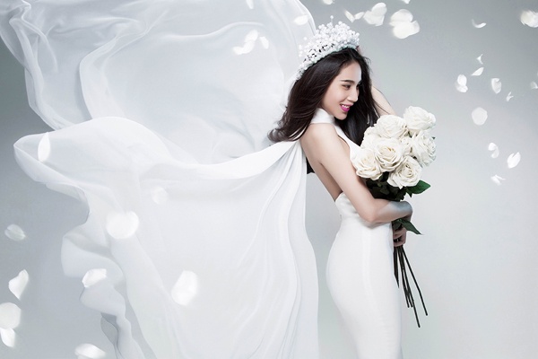 Mới đây, ca sĩ Thủy Tiên tung ra bộ ảnh mới trong đó cô mặc váy cưới, dấy lên tin đồn sắp làm đám cưới với cầu thủ Công Vinh. 