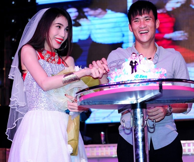 Một nguồn tin cho biết, đám cưới sẽ diễn ra vào tháng 12 tới. Trước đó trong buổi họp fan cách đây không lâu, cặp đôi bị người hâm mộ “ép” mặc đồ cưới trên sân khấu. Vợ chồng nữ ca sĩ cũng úp mở kế hoạch đón thêm thành viên trong 2 năm tới. 