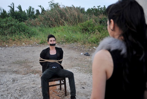 Từ tình yêu, cô chuyển sang thù hận, cô trói chàng trai phụ bạc và nhốt vào cốp xe, đưa đến bờ sông để anh chàng chứng kiến những kỷ niệm chung của hai người bị đốt cháy. Nhật Kim Anh cũng đưa vào MV chiếc xế hộp mui trần màu trắng, tạo nên hình ảnh mạnh mẽ cho nhân vật cô gái. 