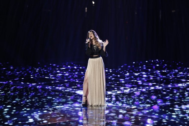 Mia Pfirrman - Young and Beautiful hinh anh