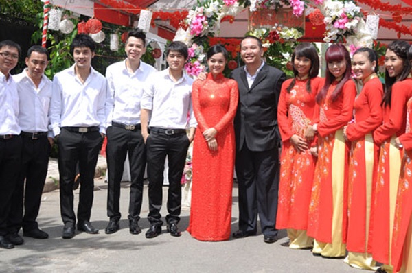 Cuối tháng 4/2012, cặp đôi ca sĩ Phạm Quỳnh Anh – ông bầu Quang Huy tổ chức lễ ăn hỏi để chuẩn bị về chung một nhà. Là ông bầu nổi tiếng trong giới, đội hình bê quả của chú rể Quang Huy gồm có ca sĩ  Ưng Hoàng Phúc – người được Quang Huy lăng xê thành công, Phi Trường và Trịnh Thăng Bình, nhóm 365. 