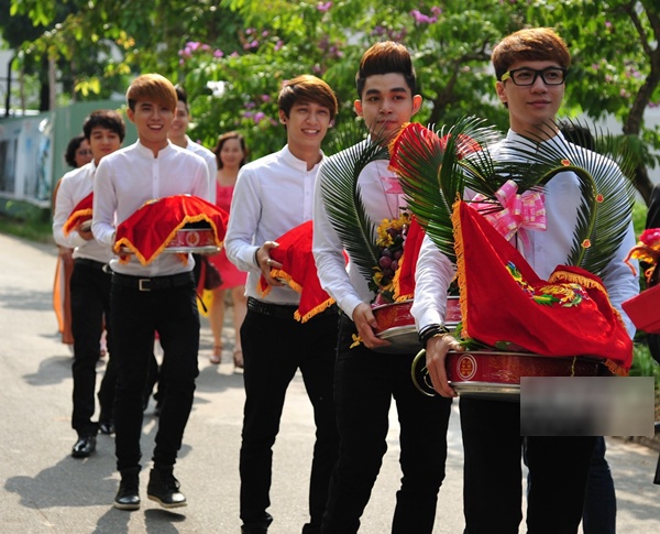 Sau lễ ăn hỏi 1 tháng, cặp đôi làm lễ cưới ấm cúng ra mắt người thân, bạn bè và đồng nghiệp. 