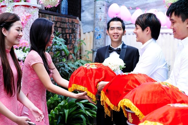 Tháng 11/2013, nhạc sĩ Đằng Phương – quản lý cũ của ca sĩ Đông Nhi tổ chức đám cưới với hot girl Mi Ngân. Dù không còn đồng hành trong công việc nhưng ngoài đời, Đông Nhi luôn coi Đằng Phương như người anh thân thiết, cô nhận lời đứng trong đội hình nhận tráp quả của nhà gái. 