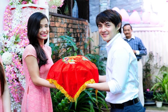 Trong khi đó, bạn trai Ông Cao Thắng cũng xúng xính áo quần chỉnh tề đi bê tráp cho nhà trai Đằng Phương. 