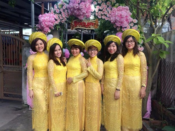  Hôm 12/11 vừa qua, đám hỏi của Á hậu Phụ nữ Việt Nam 2005 Ái Châu và nam diễn viên Huỳnh Đông được diễn ra đầm ấm, trang trọng. Vì mối quan hệ thân thiết với cặp vợ chồng sắp cưới, nữ diễn viên Vân Trang nhận lời “bán duyên” đi nhận tráp cho họ nhà gái. 