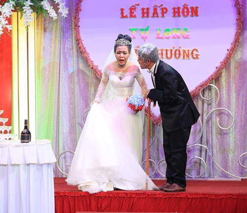 Trong số mới nhất của Ơn giời, cậu đây rồi, danh hài Việt Hương hóa trang thành cô dâu 90 tuổi. Cùng với “chú rể” Tự Long, phần trình diễn của họ là bối cảnh tổ chức đám cưới kim cương để thử thách thí sinh Huy Khánh. Mặc dù gương mặt được thêm những dấu chân chim, nếp nhăn cùng mái tóc muối tiêu nhưng bờ vai và cánh tay của Việt Hương vẫn nguyên vẹn chưa hề “lão hóa”.