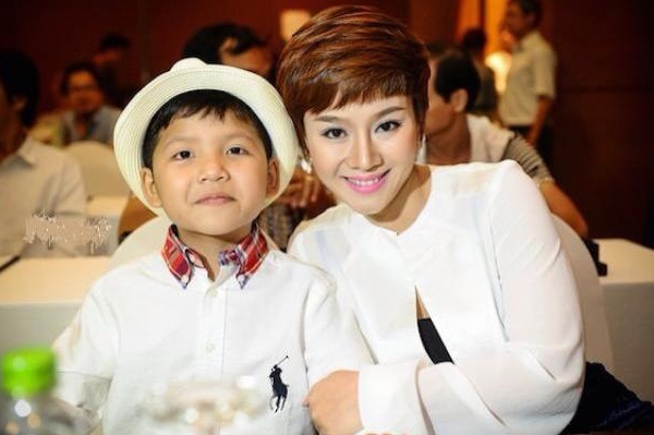 Tại chương trình Gương mặt thân quen nhí phát sóng hôm 14/11, nữ ca sĩ Thu Phượng khiến khán giả khó có thể nhận ra khi hóa thân làm bà lão Nam bộ trong tiết mục Anh Ba Hưng. Nữ ca sĩ kết hợp với cậu bé Gia Huy đóng vai Đàm Vĩnh Hưng, còn cô làm bà già Nam bộ hát giọng Nam. Màn thể hiện của vợ cũ Thành Trung được khán giả khen ngợi.