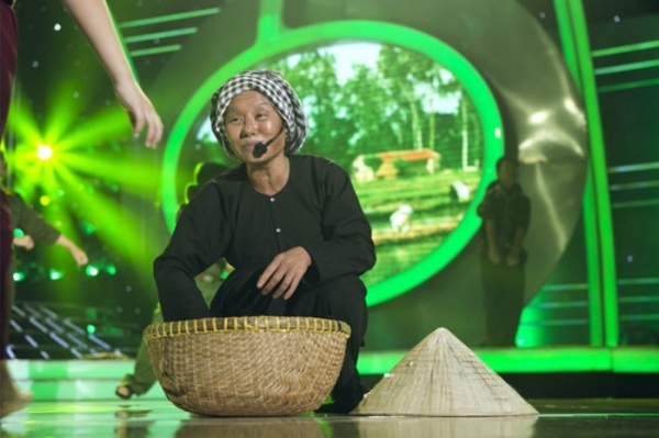 Tại chương trình Gương mặt thân quen nhí phát sóng hôm 14/11, nữ ca sĩ Thu Phượng khiến khán giả khó có thể nhận ra khi hóa thân làm bà lão Nam bộ trong tiết mục Anh Ba Hưng. Nữ ca sĩ kết hợp với cậu bé Gia Huy đóng vai Đàm Vĩnh Hưng, còn cô làm bà già Nam bộ hát giọng Nam. Màn thể hiện của vợ cũ Thành Trung được khán giả khen ngợi.