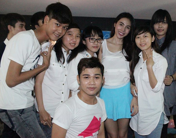 Trước khi ra về, Thủy Tiên tranh thủ chụp ảnh lưu niệm cùng mọi người.