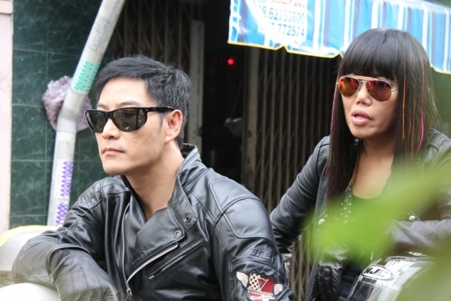 Trong khi đó, vợ chồng nữ ca sĩ hải ngoại Linda Trang Đài và Tommy Ngô đóng vai cặp anh chị giang hồ chuyên dắt mối và cho vay nặng lãi. Cặp đôi có màn đấu võ trên nền nhạc là những ca khúc gắn liền với tên tuổi họ. 