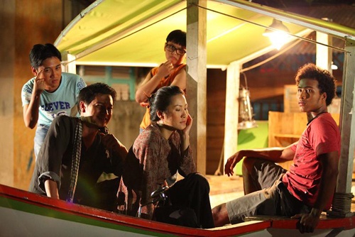 Cũng là cặp đôi quen thuộc trên sân khấu hài hải ngoại, năm 2010, vợ chồng nghệ sĩ Quang Minh – Hồng Đào có bộ phim truyền hình đầu tiên ở Việt Nam – Gia đình số đỏ. 