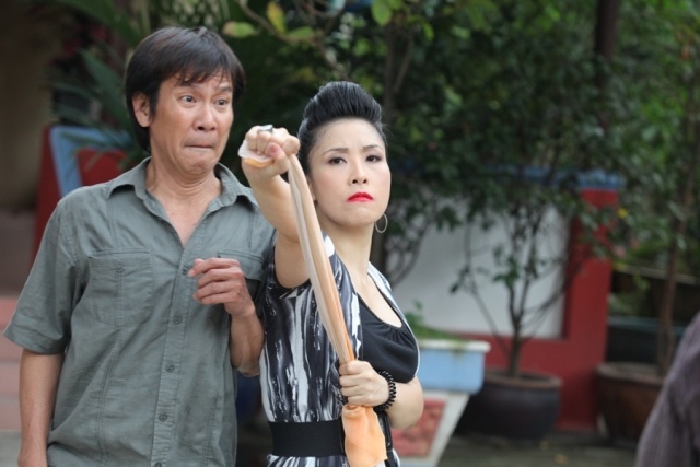 Kiều Oanh thể hiện nhân vật phụ là nhà khoa học nghiên cứu bệnh mộng du và “bệnh nhân đầu tiên” của cô do ông xã đóng.