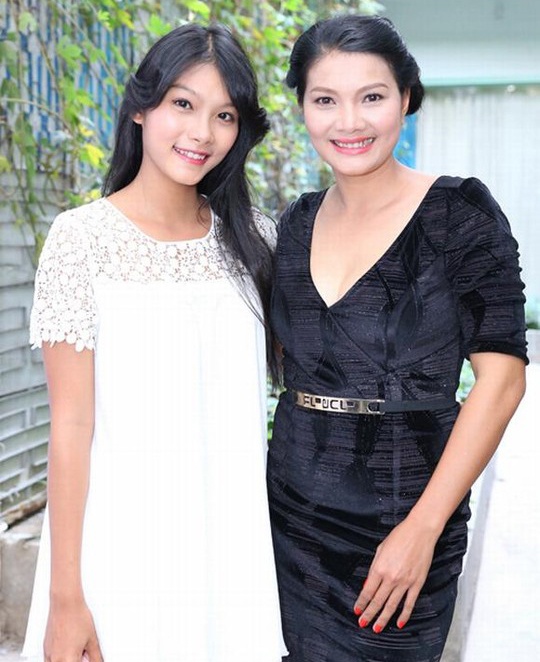 Là nữ diễn viên thực lực của màn ảnh rộng, Kiều Trinh còn có cô gái Thanh Tú thừa hưởng khả năng diễn xuất bẩm sinh. Vừa qua, hai mẹ con Kiều Trinh có dịp đóng chung bộ phim Dịu dàng của đạo diễn Phan Đăng Di mà trong đó Thanh Tú đóng vai chính, còn Kiều Trinh đảm nhận vai phụ. 