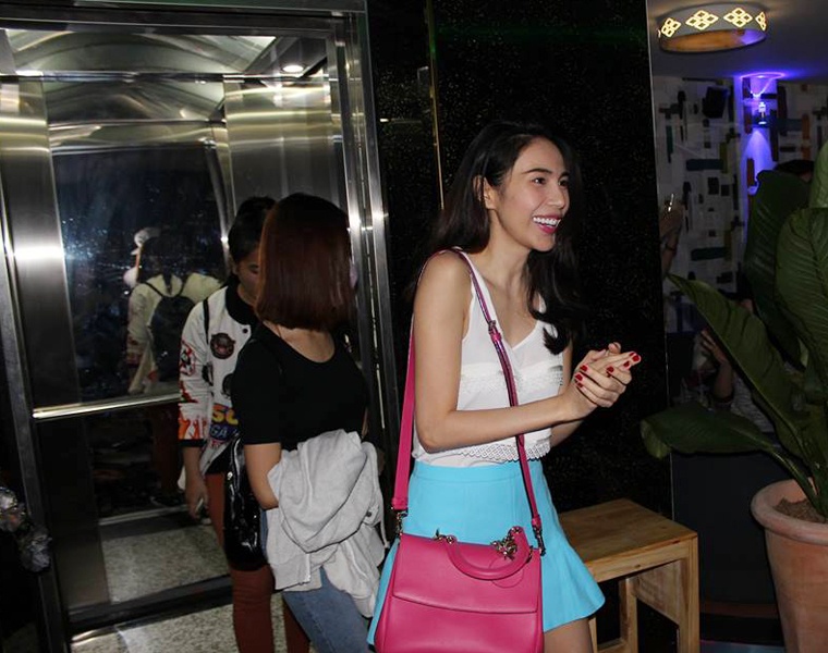 Chiều 17/11, các fan của Thủy Tiên tại Cần Thơ đã có buổi offline đầy ắp niềm vui, kỷ niệm đáng nhớ bên thần tượng. Đây là lần thứ hai nữ ca sĩ dành thời gian gặp gỡ khán giả miền Tây.