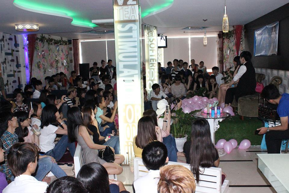 Buổi giao lưu diễn ra ấm cúng tại một quán cà phê nằm cạnh trường ĐH Cần Thơ. Rất đông người hâm mộ có mặt chung vui cùng cô. 