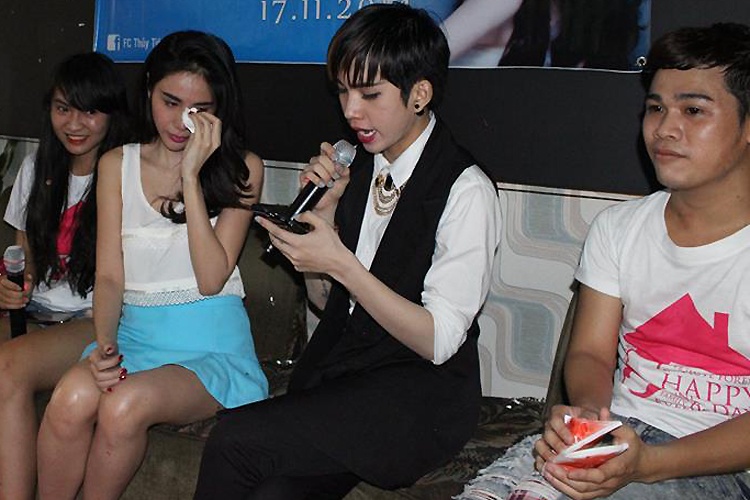 Thủy Tiên đã bật khóc khi nghe đại diện FC Cần Thơ chia sẻ về tình cảm, sự yêu mến của các thành viên đối với cô.