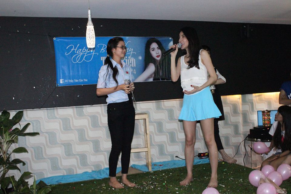 Thủy Tiên không quên trình diễn lại những bản hit gắn liền với tên tuổi của mình như Quay về đi, Kiss me... Cô còn song ca cùng khán giả bài hát Mãi thuộc về anh. Sau đó, dù bị yêu cầu bất ngờ nhưng bà mẹ một con vẫn thể hiện ngọt lịm câu vọng cổ trong Chuyện tình Lan và Điệp. Cô cũng thử sức với Thành phố buồn – ca khúc trữ tình nổi tiếng của nhạc sĩ Lam Phương.