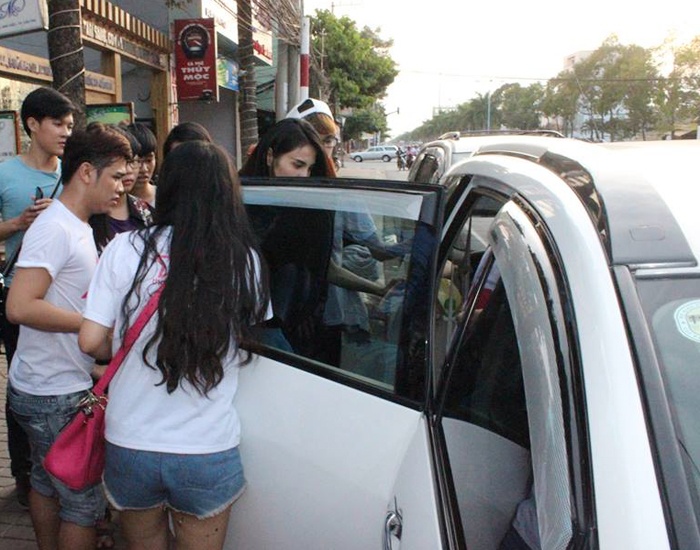 Một số fan lưu luyến tiễn giọng ca Ký ức ngọt ngào ra tận xe.