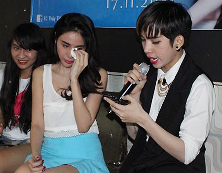 Thuy Tien bat khoc trong buoi hop fan hinh anh