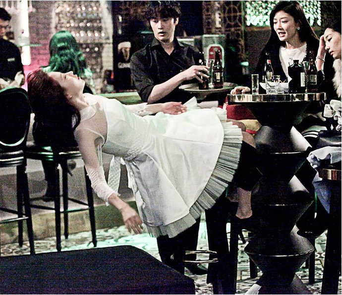 Tuy nhiên sau khi gặp rồi cãi nhau, Jin Hee chán nản tụ tập bạn bè đi uống rượu trong khi vẫn đang mặc váy cưới cũ. Uống quá chén, cô “gục” luôn trên ghế.  