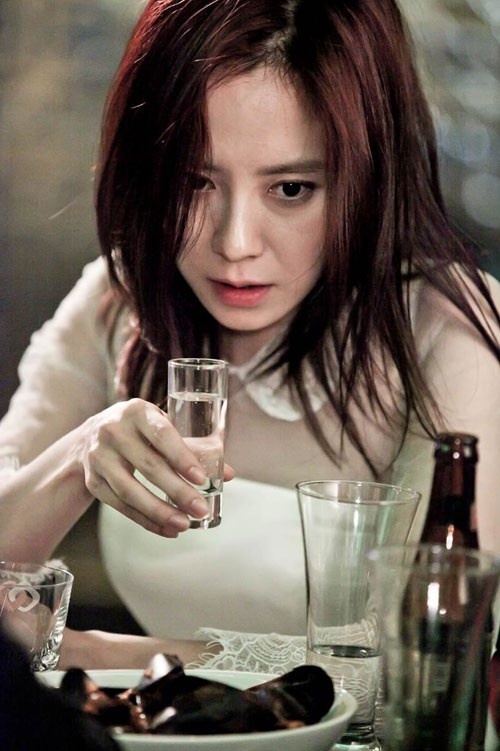 Trong những tập đầu tiên của Emergency Couple, nhân vật Jin Hee của Song Ji Hyo có cuộc hội ngộ với anh chồng cũ Chang Min (do Choi Jin Hyuk đóng) sau 6 năm ly hôn tại đám cưới một người bạn. 