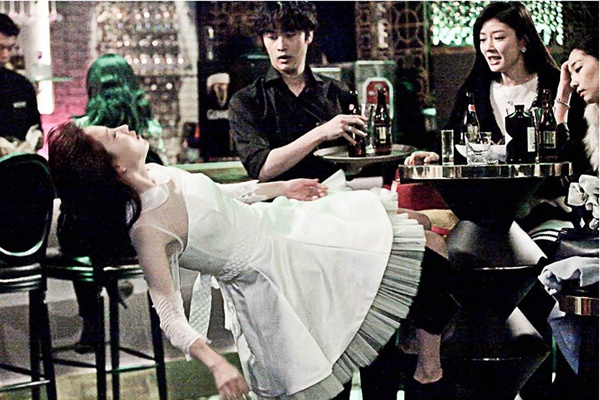 My nhan Han hai huoc khi say xin tren man anh hinh anh