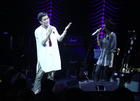 Dù mức giá không hề rẻ, đêm nhạc được khán giả và giới chuyên môn đánh giá hoàn toàn xứng đáng với số tiền họ bỏ ra nhờ sự thăng hoa, ăn ý của hai ca sĩ. 