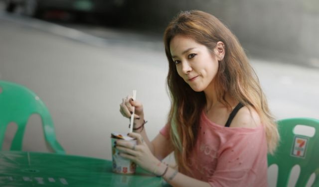 Ê kip trong đoàn khá tò mò về tửu lượng của người đẹp. Trong phim Han Ji Min vào vai một cô gái có thói quen sống ở bẩn. 