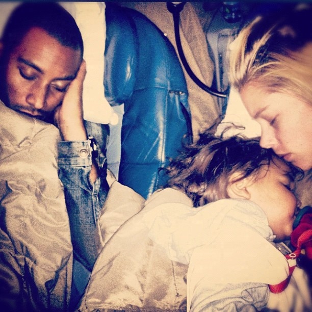 Chân dài người Hà Lan ôm con ngủ trên máy bay.