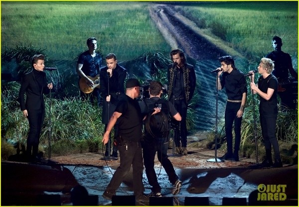 One Direction Performing Night Changes - Live at AMA's 24.11.2014 hinh anh
