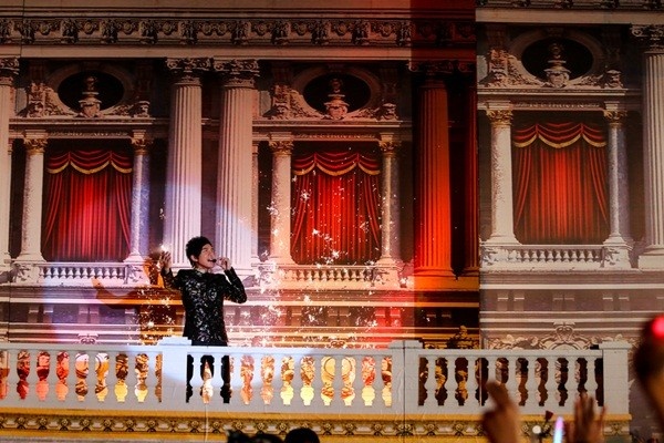 Mặc dù bỏ tiền tỷ dàn dựng nhưng sau liveshow, số thiết bị cho việc trang trí lại chỉ bán sắt vụn được 5 triệu đồng. Cũng trong liveshow đánh dấu bước ngoặt này, Đan Trường cũng giới thiệu fan album mới Người thay thế. Sau đêm nhạc, Đan Trường trích một phần tiền bán vé tặng quà Tết cho trẻ em nghèo, mùa hè vừa qua, nam ca sĩ cho phát hành DVD liveshow. 