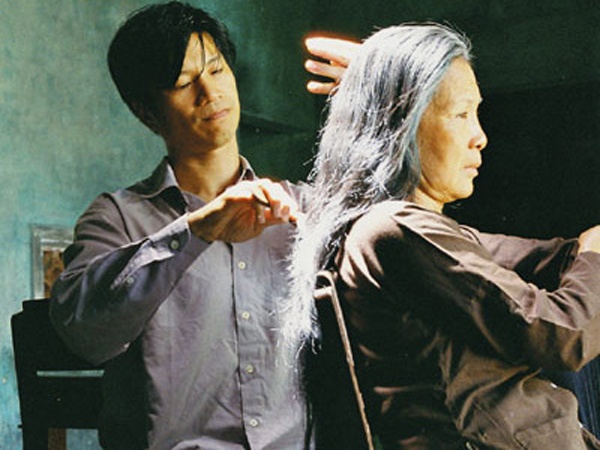 Khi người mẹ qua đời, Tiểu Long lên đường đưa hài cốt của mẹ sang Mỹ để yên nghỉ bên cạnh người cha. Trong thời gian quay, sau một tuần đầu, Dustin Nguyễn mới hoàn toàn nhập vai và từ đó sống cùng nhân vật. Nam diễn viên chia sẻ, những cảnh nặng nề, xúc động của nhân vật khiến anh bị đè nặng, đặc biệt ở cảnh Tiểu Long chứng kiến cái chết của mẹ. Dustin nói: “Thông thường, các phim trước đây tôi thoát vai rất nhanh, đạo diễn hô “cắt” là tôi có thể đùa giỡn với mọi người trong đoàn. Thế nhưng với vai diễn Lý Tiểu Long, nhiều khi cảnh quay đã xong mà cảm xúc của nhân vật vẫn còn đè nặng, khiến tôi không thoát ra được”.