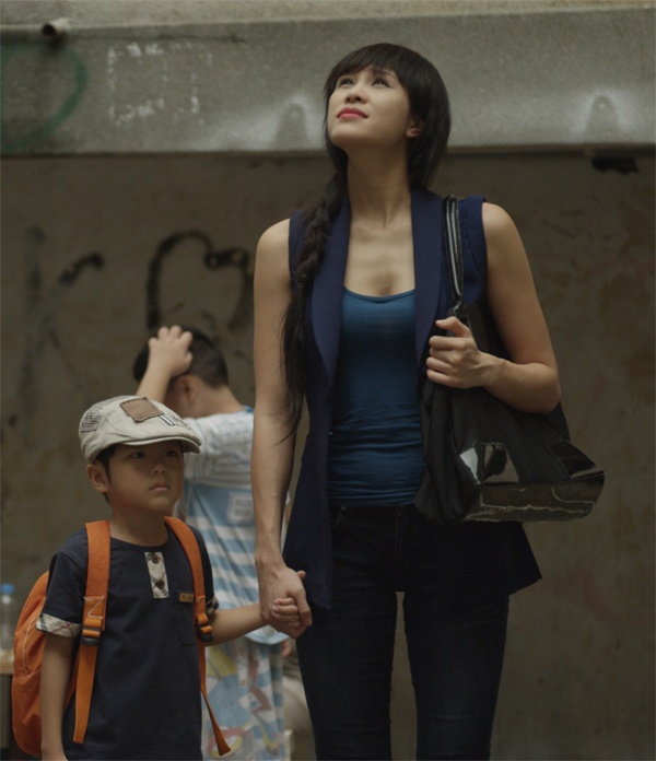 Sau vai phụ được khán giả khen ngợi trong Âm mưu giày gót nhọn, chân dài Phương Mai có vai chính đầu tiên là trong bộ phim kinh dị sắp ra mắt Chung cư. Phương Mai vào vai Lan - một nữ nhà văn trẻ có cậu con trai 5 tuổi. Hai mẹ con Lan chuyển đến sống tại một chung cư cũ sau khi cô ly dị chồng vì bị phản bội. 