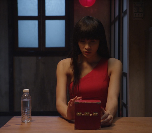 Tại đây, cậu con trai được tặng một hộp nhạc, từ đó, ngôi nhà của họ bắt đầu có những dấu hiệu khác thường. Lan quyết định đi tìm sự thật đằng sau những bất thường ấy. Vai chính đầu tiên khá nặng ký với tâm lý dày vò, nặng nề khiến Phương Mai gặp những cơn ác mộng sau khi phim đóng máy. 