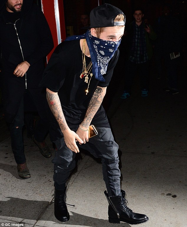 Trên người nam ca sĩ 20 tuổi lóng lánh ánh những chiếc vòng cổ, vòng tay bằng vàng, điện thoại dát vàng. Thế nhưng Justin lại giấu mặt bằng một chiếc khăn cùng mũ lưỡi trai đội ngược. 