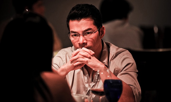 Từng có kinh nghiệm đóng phim tâm lý rùng rợn là Giao lộ định mệnh nhưng sang tới bộ phim Ngôi nhà trong hẻm đòi hỏi Trần Bảo Sơn phải thể hiện diễn xuất nội tâm nhiều hơn. Anh vào vai người chồng hiền lành, cố gắng giúp vợ vượt qua nỗi đau mất con trong bối cảnh ngôi nhà yên ấm của họ trở nên u ám, lạnh lẽo một cách bất thường. 