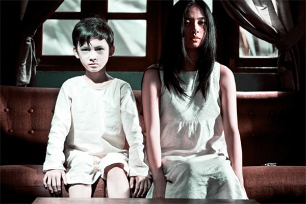 Ngoài Trần Bảo Sơn, bạn diễn của anh là Ngô Thanh Vân cũng gặp khó khăn trong quá trình đóng Ngôi nhà trong hẻm. Vốn được coi là đả nữ hành động của màn ảnh Việt, Ngô Thanh Vân có sự biến đổi lớn qua nhân vật người vợ trẻ tên Thảo không may bị sảy thai, từ đó dẫn đến những dấu hiệu bất thường như bị ma ám. 