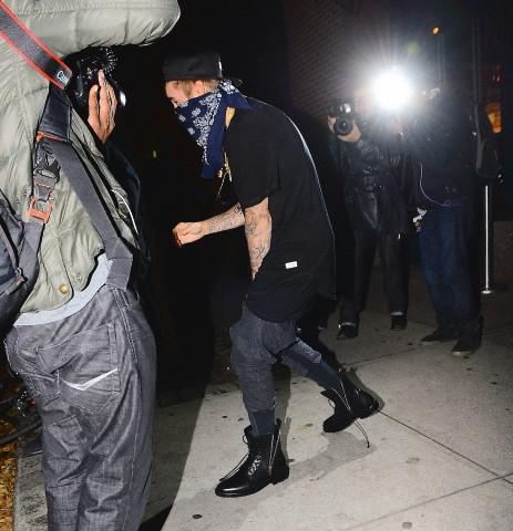 Trong khi đó, tại lễ trao giải American Music Awards hôm 23/11, Justin được coi là người mà bạn gái Selena Gomez trao gửi tâm tình qua ca khúc The Heart Wants What It Wants cô thể hiện trong sự kiện. Lần gần đây nhất cặp đôi chia tay là vào tháng 10 vừa qua. 