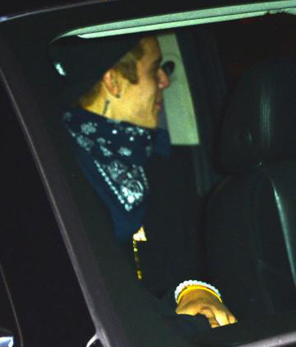 Một nguồn tin cho biết với Hollywoodlife: “Justin nghĩ rằng Selena đang khai thác mối quan hệ của họ bằng cách tỏ ra bi kịch trên sân khấu và khiến cậu ấy trở thành kẻ gây ra lỗi lầm trong mọi chuyện”. Người này cũng tiết lộ thêm ban đầu nam ca sĩ 20 tuổi dự định đến lễ trao giải để ủng hộ bạn gái nhưng sau đó quyết định ở nhà để tránh khó xử trước màn trình diễn của Selena. 