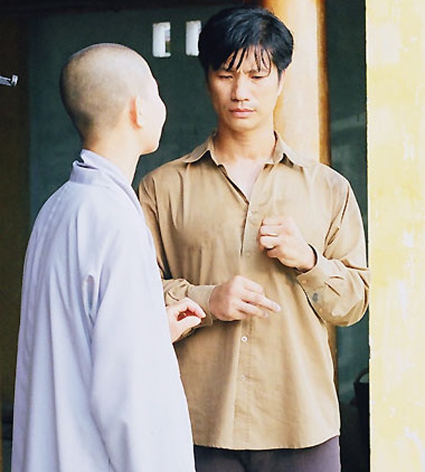 Năm 2009, nam diễn viên Việt kiều Dustin Nguyễn có bộ phim Huyền thoại bất tử, trong đó nhân vật Tiểu Long khiến anh xúc động mạnh từ khi đọc kịch bản. Tiểu Long là đứa trẻ mồ côi, đầu óc không bình thường được một nữ võ sư nuôi lớn. Vì không muốn con trai gặp mặc cảm vì “khác người”, bà nói dối Tiểu Long là con trai của huyền thoại điện ảnh Lý Tiểu Long khiến cậu bé tưởng thật. 