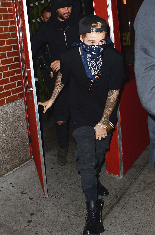 Tối hôm 25/11, Justin Bieber bị cánh săn ảnh bám theo khi rời khỏi nhà hàng B.B. King Blues Club & Grill ở New York. Vẫn với phong cách ăn mặc sành điệu và cách đi đứng dấm dúi, Justin thu hút chú ý của mọi người xung quanh. 