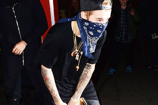 Justin Bieber deo vang, bit mat ra pho hinh anh