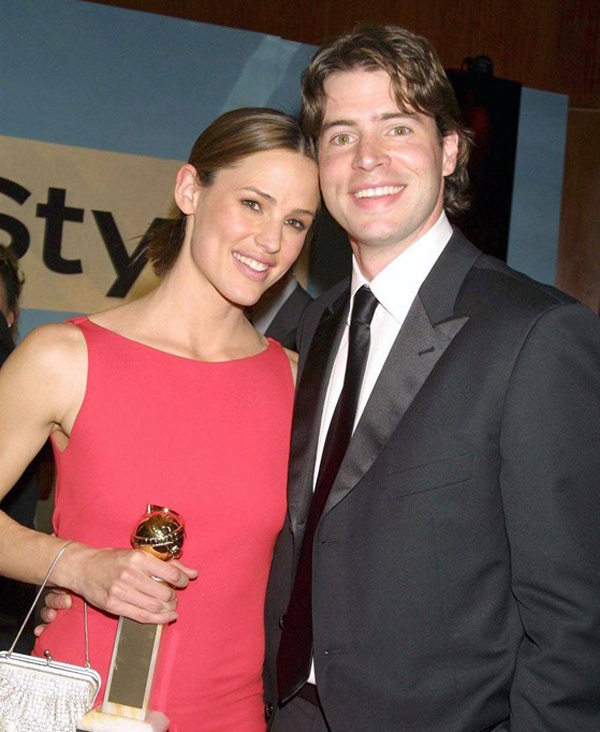 Trước khi là bà xã của Ben Affleck và lui về hậu trường để ông xã tỏa sáng trong sự nghiệp, Jennifer Garner từng có cuộc hôn nhân với nam diễn viên Scott Foley. Họ gặp nhau trên trường quay bộ phim Felicity năm 1998 nơi Jennifer làm khách mời và kết hôn vào năm 2000. 