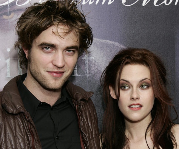 Cặp đôi “phim giả tình thật” Kristen Stewart - Robert Pattinson đã giấu diếm chuyện hẹn hò mãi cho tới khi scandal lừa dối của Kristen, cô mới thừa nhận yêu tài tử người Anh. Vốn là những người không thích đời tư bị chú ý, trong suốt gần 5 năm yêu nhau, đôi uyên ương Twilight khiến giới truyền thông vất vả để săn cho được những bức ảnh họ tình tứ. 