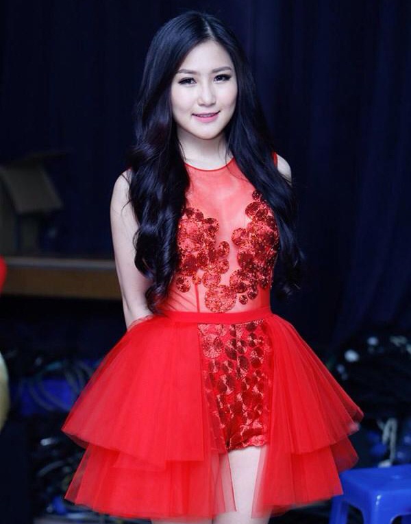 Theo bác sĩ chịu trách nhiệm nâng mũi cho Hương Tràm, ê kip bác sĩ là những người đến từ Hàn Quốc. Sau chiếc mũi, Hương Tràm cũng thay đổi sang phong cách ăn mặc gợi cảm và gặp nhiều ý kiến khen chê từ công chúng. Trong đó không ít người cho rằng nhan sắc Hương Tràm đã đủ đẹp và không cần đến chỉnh sửa hay sau khi sửa mũi, gương mặt cô không khác biệt nhiều. 